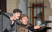 Sherlock Holmes mit einer Pistole in der Hand und sein Kollege Dr. Watson beim schwäbischen Krimidinner