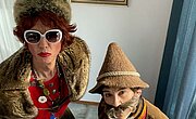 Die beiden Schauspieler in traditionellen Tiroler Trachten