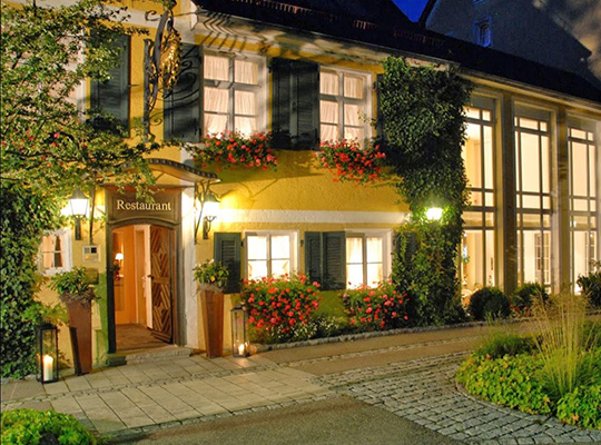 Außenansicht Krimidinner Location Goldenes Lamm bei Nacht