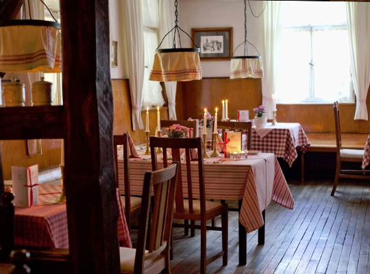 Gedeckte Tische im rustikalen Gastraum im Goldenen Lamm beim Krimidinner Aalen
