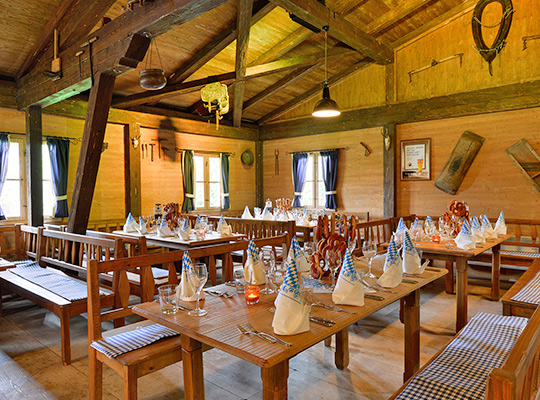 festlich gedeckter Tisch beim Krimidinner Bad Gögging
