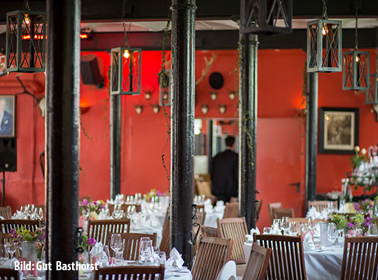 modern eingerichtetes Restaurant in warmen Holztönen und schlichtem Weiß beim Krimidinner Basthorst
