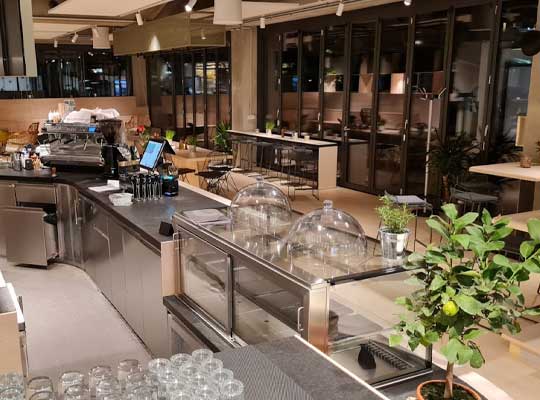 Einblick hinter den Tresen der Dailys Bar in Fürstenfeldbruck