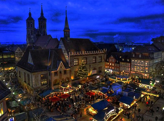 Blick auf den Göttinger Weihnachtsmarkt in der Vogelperspektive.