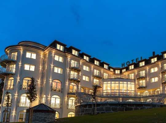 Parkhotel Hachenburg in der Abenddämmerung komplett beleuchtet