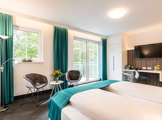 Schönes Zimmer mit grünen Akzenten