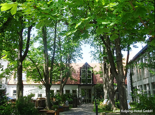 Grüne Bepflanzung um ein Hotel herum 
