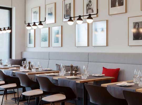 Modernes Restaurant mit Polstermöbeln im Hotel Vienna House in Wetzlar