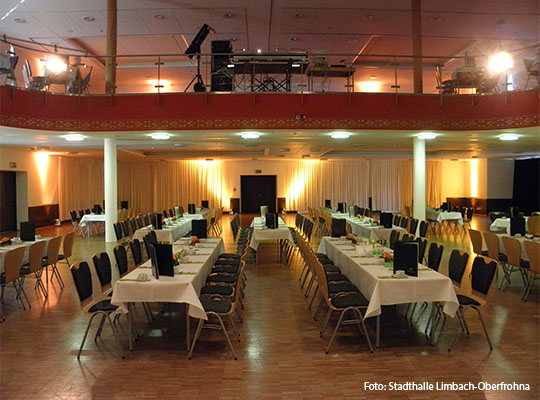 Innenansicht der zweistöckigen Stadthalle Limbach-Oberfrohna 