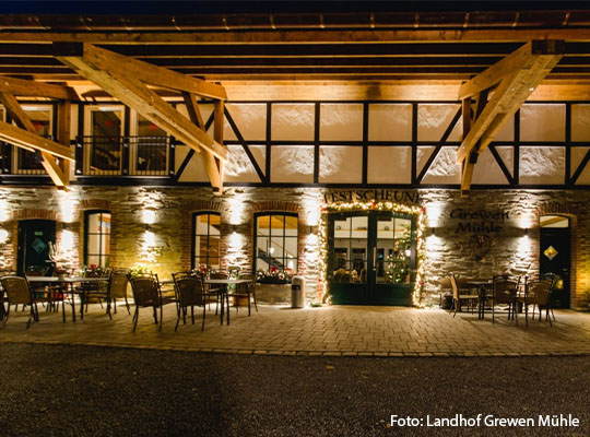 Ansicht von vorne eines Fachwerkshaus bei Nacht von Außen