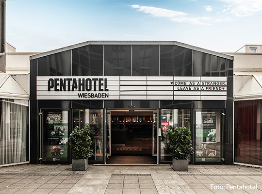 Außenansicht vom Pentahotel, in form einer Glasfront